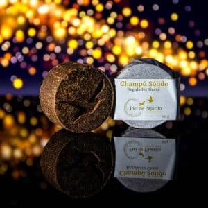 Pastilla de champú sólido natural y ecológico para cabello graso elaborada artesanalmente con arcilla verde y árbol de té