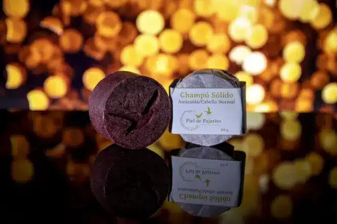 Champú sólido ecológico fortalecedor anticaída de Piel de Pajarito, ideal para frenar la caída del cabello de forma natural